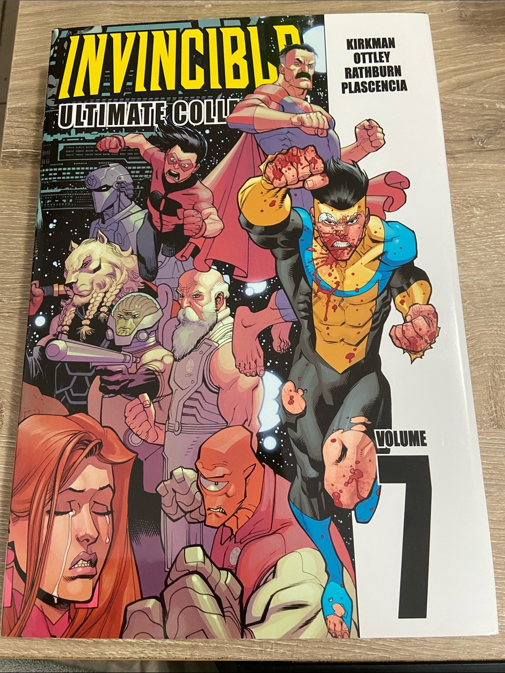 Robert Kirkman Invincible: The Ultimate Collection Volume 7 (Hardback)